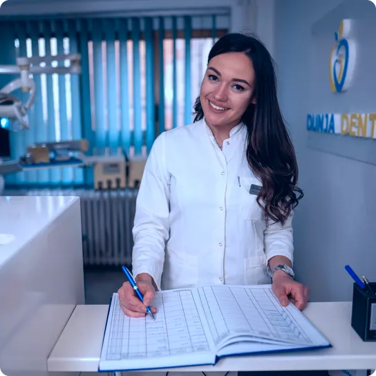 Dr Dunja Nešić na recepciji ordinacije