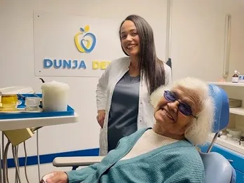 Dr Dunja Nešić sa nasmejanom pacijentkinjom